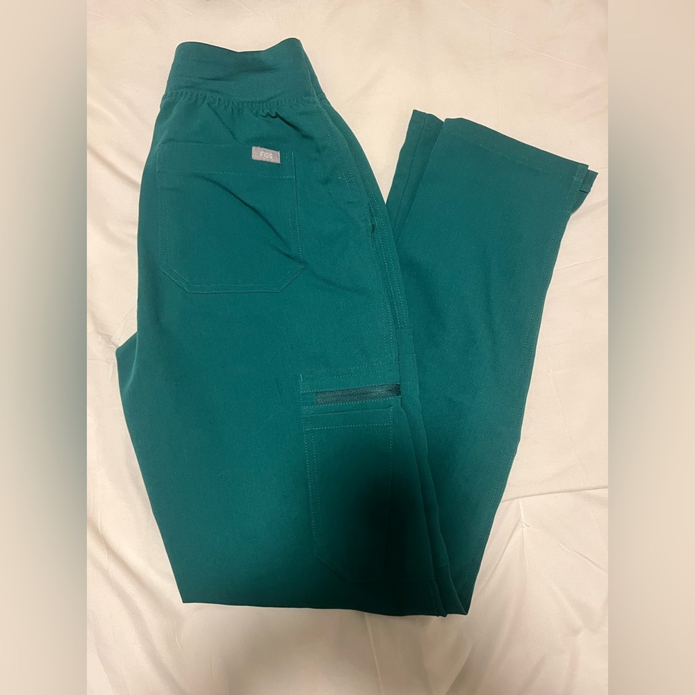Figs: Hunter green- Yola Skinny Scrub pants. Like new.